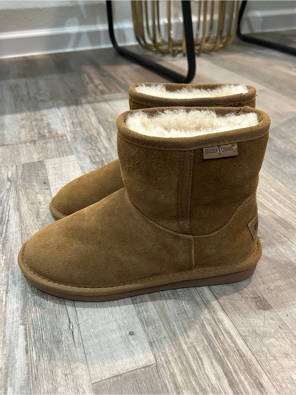 Minnetonka Women’s Short Shearling Leather Fur Lining Boots Sz 7 Winter Comfort